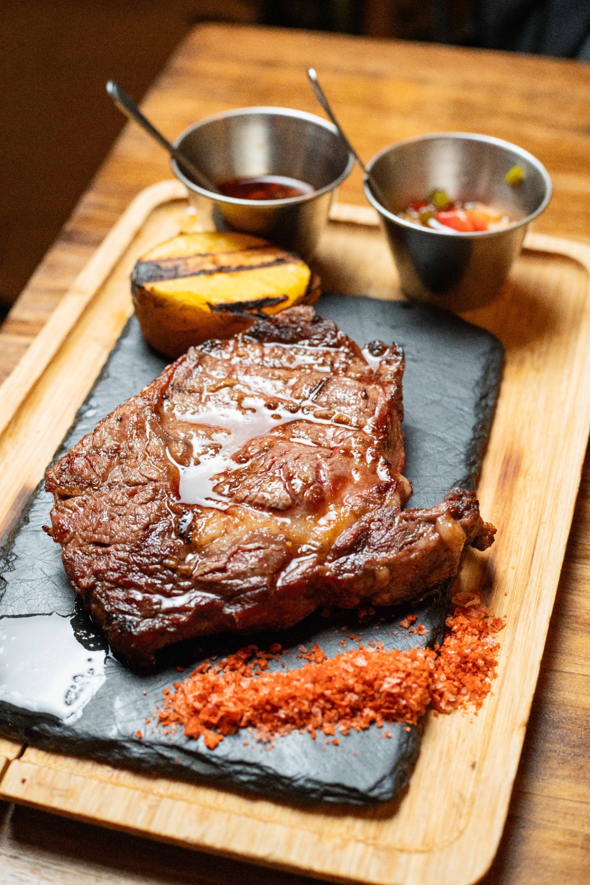 Bife jugoso a la parrilla con sal ahumada y guarnición